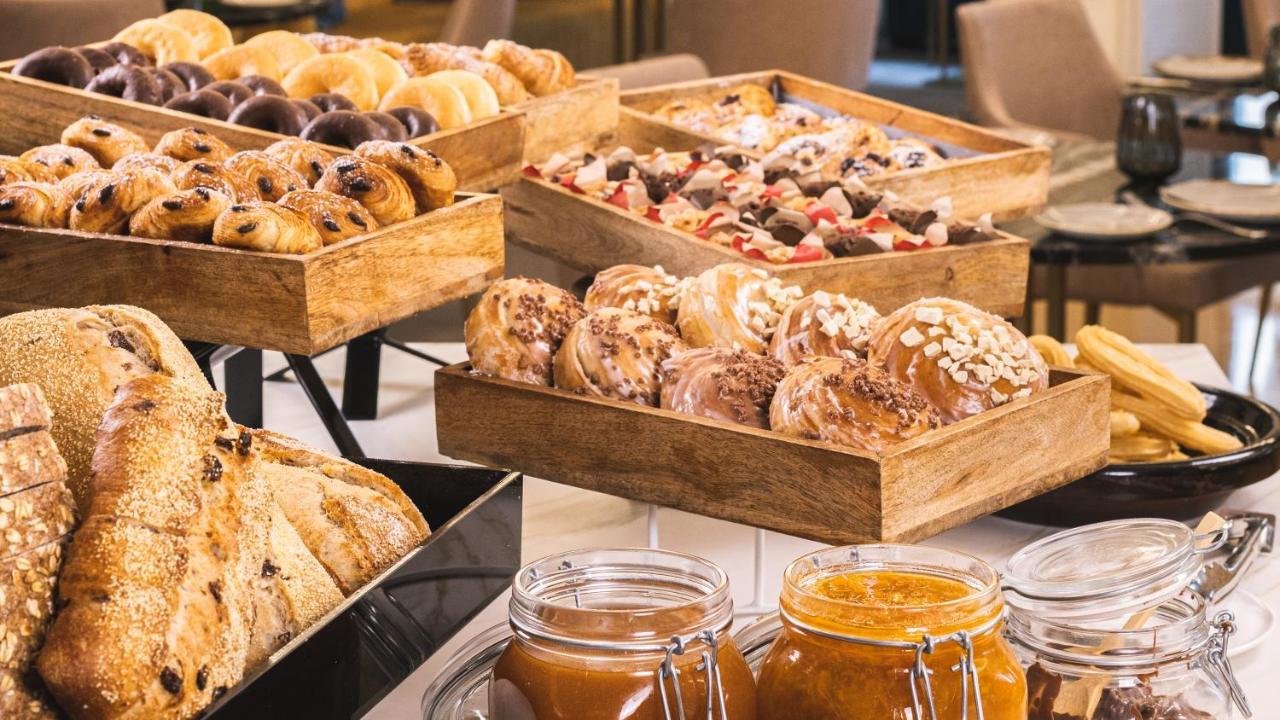 UMusic Hotel Madrid Exterior foto A selection of pastries and jams