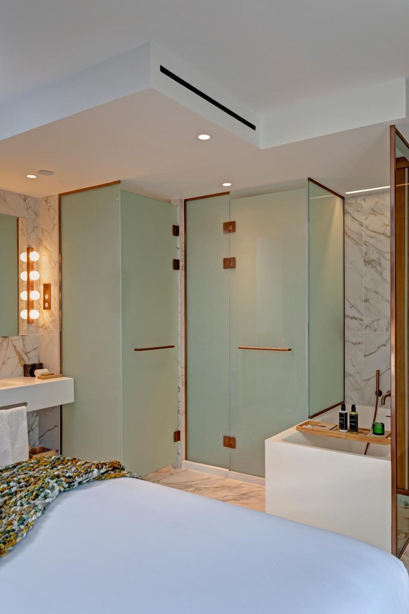 UMusic Hotel Madrid Exterior foto A shower enclosure